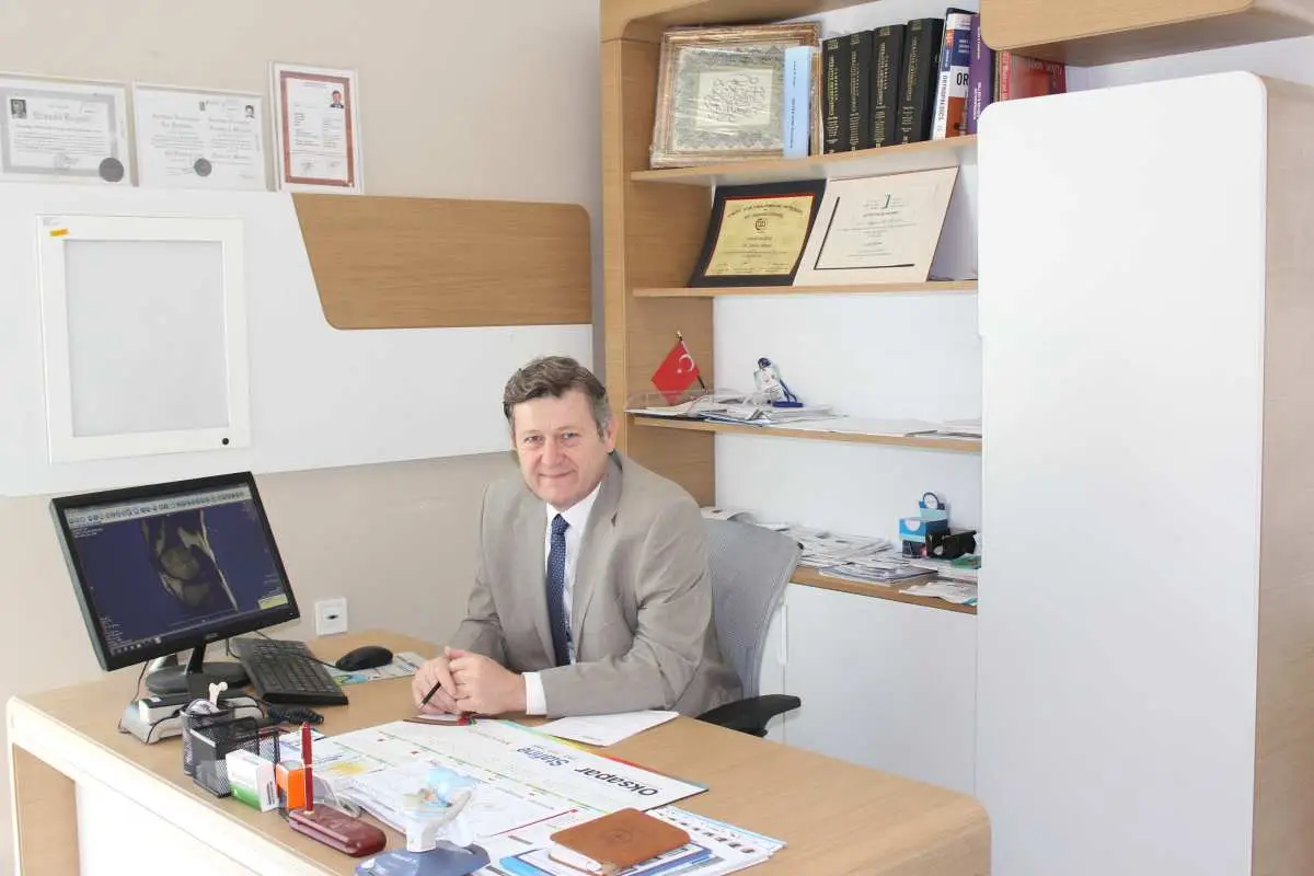 Ortopedi ve Travmatoloji Uzmanı Prof. Dr. Bülent Bektaşer Hakkında